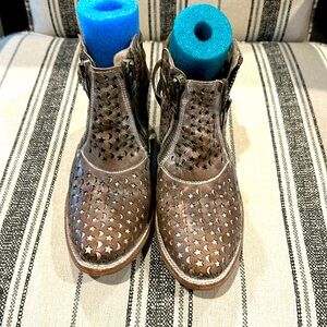 Freebird Dahlia size 10 like new hardly worn.